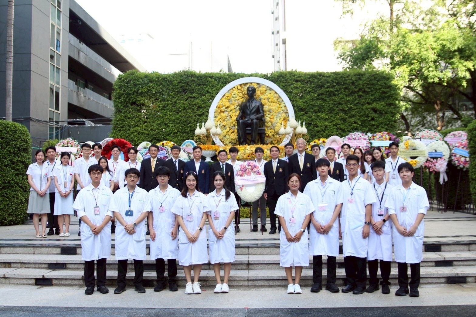 ร่วมวางพวงมาลาถวายสักการะพระบรมราชานุสาวรีย์-พระบาทสมเด็จพระปรเมนทรมหาอานันทมหิดล-พระอัฐมรามาธิบดินทร